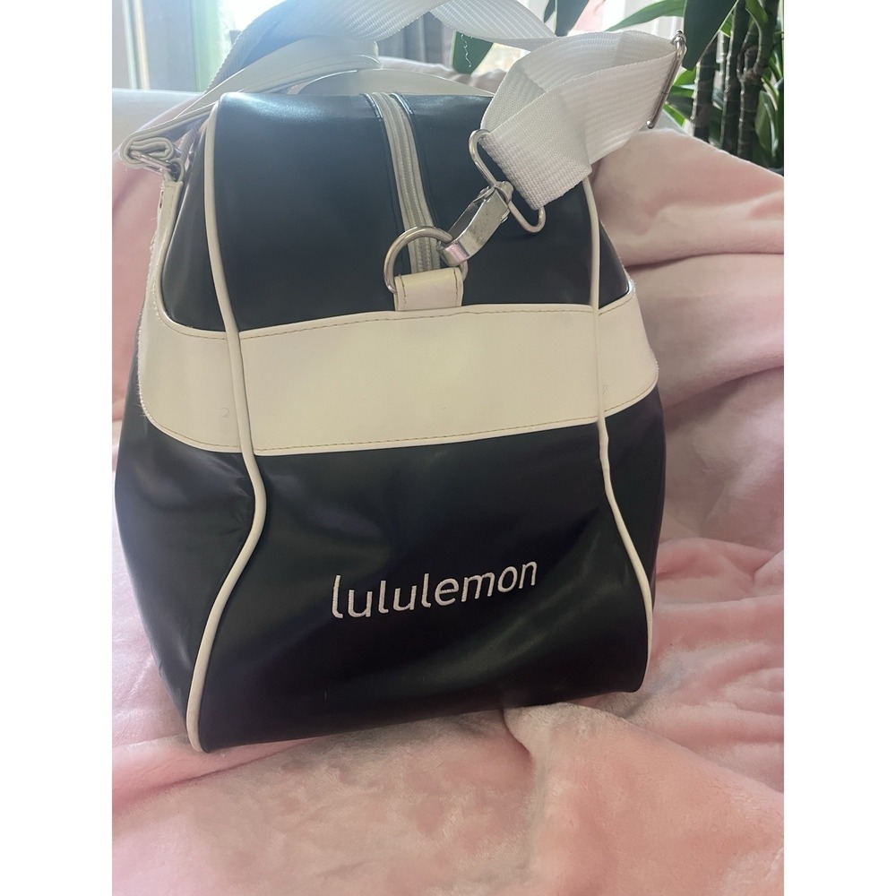 Lululemon Vintage Gym Weekend Bag Bowler Style Black White Floral Lining *Rare - Picture 13 of 16